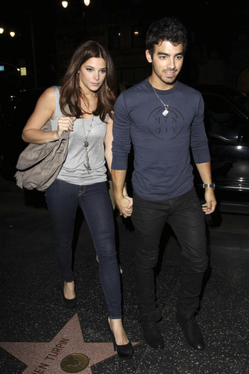 Joe+Jonas+Ashley+Greene+Joe+Jonas+Katsuya+kfssYfojJlcl