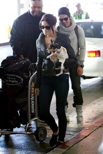 Joe+Jonas+Ashley+Greene+Joe+Jonas+LAX+8m3vrZqDjofl - Ashley Greene and Joe Jonas at LAX