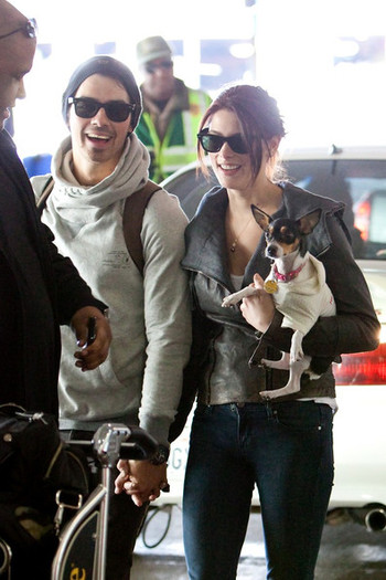 Joe+Jonas+Ashley+Greene+Joe+Jonas+LAX+dJsJ5YDtsHel - Ashley Greene and Joe Jonas at LAX