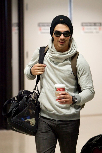 Joe+Jonas+Ashley+Greene+Joe+Jonas+LAX+nqEA_DAbz-ll - Ashley Greene and Joe Jonas at LAX