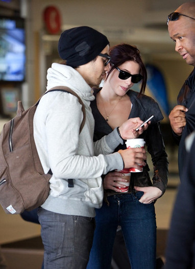 Joe+Jonas+Ashley+Greene+Joe+Jonas+LAX+yONSnECR4sOl - Ashley Greene and Joe Jonas at LAX