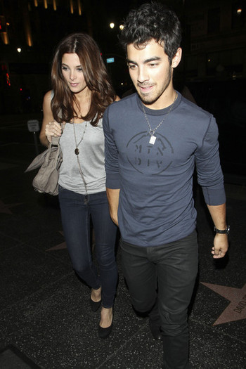 Joe+Jonas+Ashley+Greene+Joe+Jonas+Hollywood+3JNaksbRIuZl - Ashley Greene and Joe Jonas in Hollywood