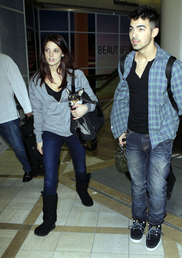 Joe+Jonas+Joe+Jonas+Ashley+Greene+Arriving+_dA4-YfE1qpl - Joe Jonas And Ashley Greene Arriving On A Flight At LAX