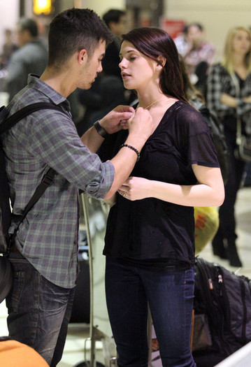 Joe+Jonas+Joe+Jonas+Ashley+Greene+Arriving+0F8arJUQmACl - Joe Jonas And Ashley Greene Arriving On A Flight At LAX