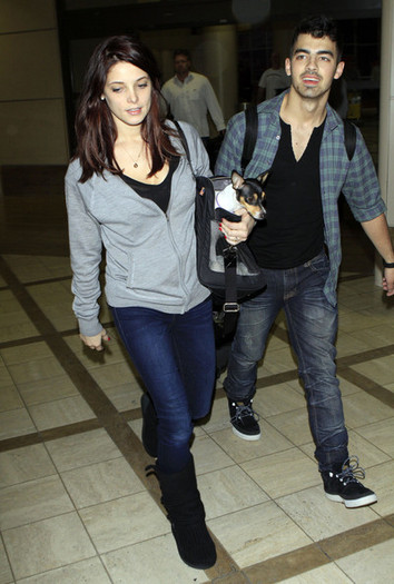 Joe+Jonas+Joe+Jonas+Ashley+Greene+Arriving+146NUb4_r6il - Joe Jonas And Ashley Greene Arriving On A Flight At LAX