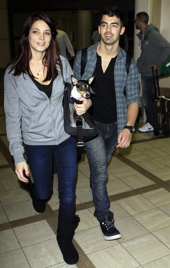 Joe+Jonas+Joe+Jonas+Ashley+Greene+Arriving+At68ijQMjTLl - Joe Jonas And Ashley Greene Arriving On A Flight At LAX