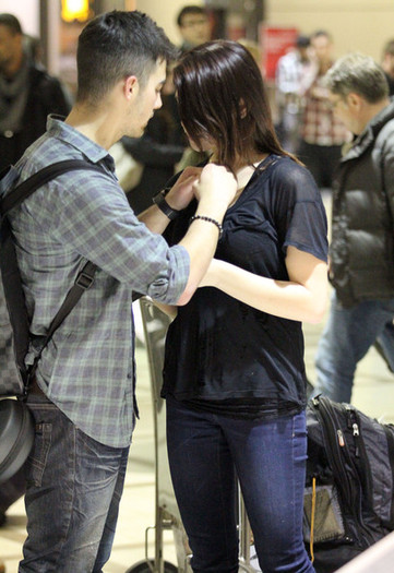 Joe+Jonas+Joe+Jonas+Ashley+Greene+Arriving+-Crj4dLZw2Zl - Joe Jonas And Ashley Greene Arriving On A Flight At LAX