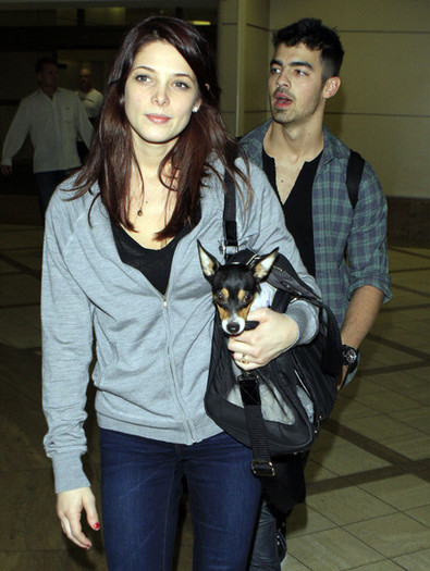 Joe+Jonas+Joe+Jonas+Ashley+Greene+Arriving+-K7rn02vam7l