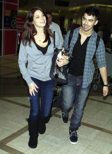 Joe+Jonas+Joe+Jonas+Ashley+Greene+Arriving+wE2ZQG6cfMRl
