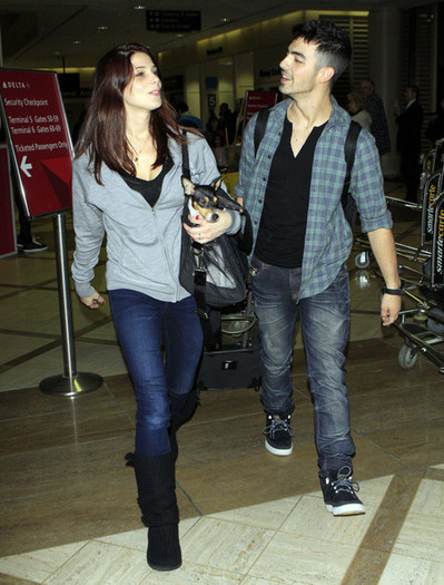 Joe+Jonas+Joe+Jonas+Ashley+Greene+Arriving+ZF5zGaj4R-9l - Joe Jonas And Ashley Greene Arriving On A Flight At LAX