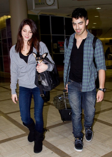 Greene+and+Jonas+cute+arrival+cc4S3aF1kzDl - Joe Jonas and Ashley Greene at LAX