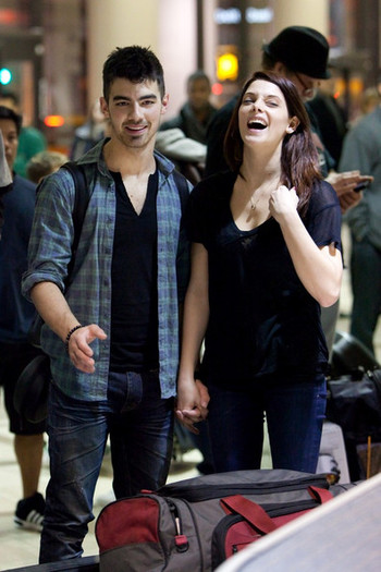 Joe+Jonas+Joe+Jonas+Ashley+Greene+LAX+0uDNpccRWZtl