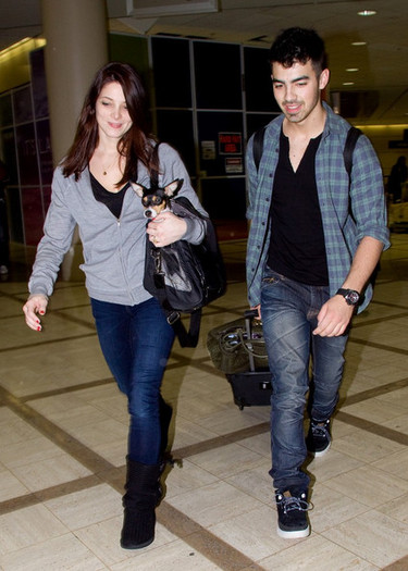 Joe+Jonas+Joe+Jonas+Ashley+Greene+LAX+5onZDBeQCE6l