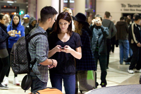 Joe+Jonas+Joe+Jonas+Ashley+Greene+LAX+9EJxaxh1wwGl - Joe Jonas and Ashley Greene at LAX