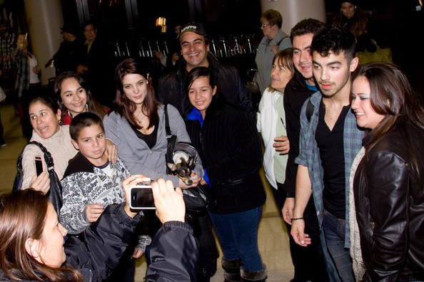 Joe+Jonas+Joe+Jonas+Ashley+Greene+LAX+eN2qld6nUJNl - Joe Jonas and Ashley Greene at LAX