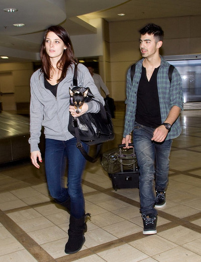 Joe+Jonas+Joe+Jonas+Ashley+Greene+LAX+j80l8EB7H_Tl