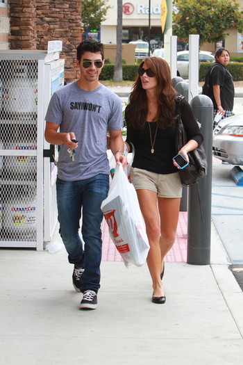 Joe+Jonas+Joe+Jonas+Ashley+Greene+Walgreens+1Y_JnsOV7sjl