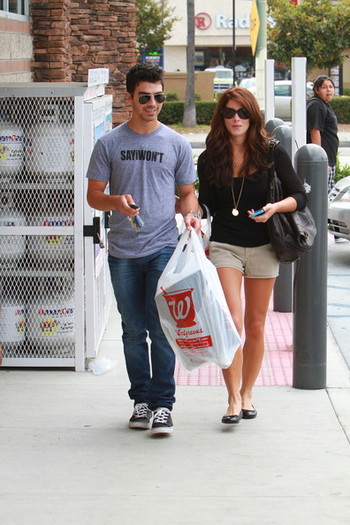 Joe+Jonas+Joe+Jonas+Ashley+Greene+Walgreens+2b8vrn0OjOcl - Joe Jonas and Ashley Greene at Walgreens in LA