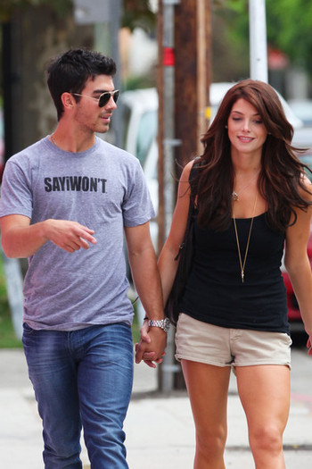 Joe+Jonas+Joe+Jonas+Ashley+Greene+Walgreens+digG_k9-K5Dl