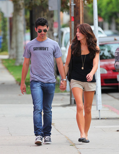 Joe+Jonas+Joe+Jonas+Ashley+Greene+Walgreens+GB7B2_O4Nd6l - Joe Jonas and Ashley Greene at Walgreens in LA