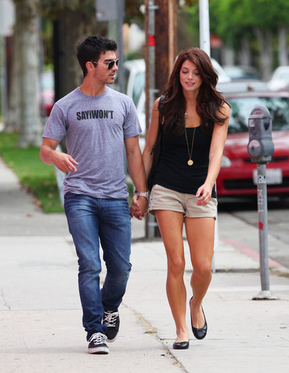 Joe+Jonas+Joe+Jonas+Ashley+Greene+Walgreens+HF6nVdPubuel