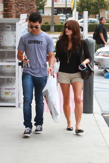 Joe+Jonas+Joe+Jonas+Ashley+Greene+Walgreens+HIWijf7d-jBl - Joe Jonas and Ashley Greene at Walgreens in LA