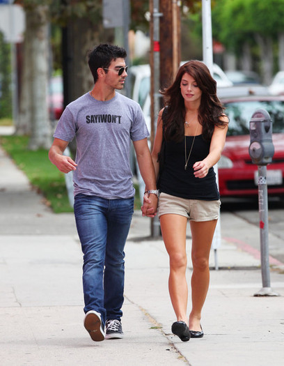 Joe+Jonas+Joe+Jonas+Ashley+Greene+Walgreens+k22uXkUeLMTl - Joe Jonas and Ashley Greene at Walgreens in LA