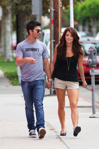 Joe+Jonas+Joe+Jonas+Ashley+Greene+Walgreens+mxcCvER48-Ql