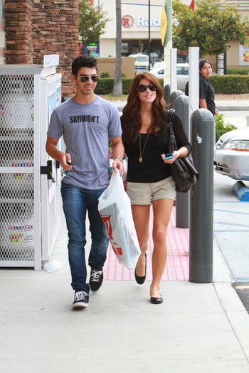 Joe+Jonas+Joe+Jonas+Ashley+Greene+Walgreens+ob9vWM5w2vel - Joe Jonas and Ashley Greene at Walgreens in LA