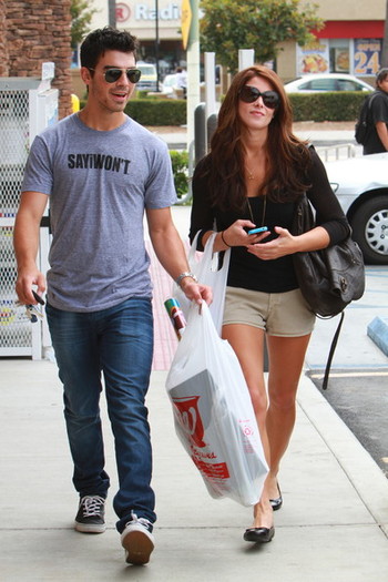 Joe+Jonas+Joe+Jonas+Ashley+Greene+Walgreens+PeoJ4RqoYQml - Joe Jonas and Ashley Greene at Walgreens in LA