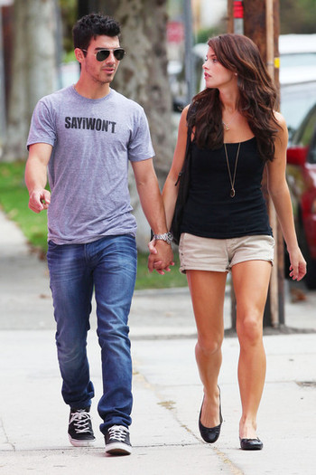 Joe+Jonas+Joe+Jonas+Ashley+Greene+Walgreens+QFDkIqqAp1jl - Joe Jonas and Ashley Greene at Walgreens in LA