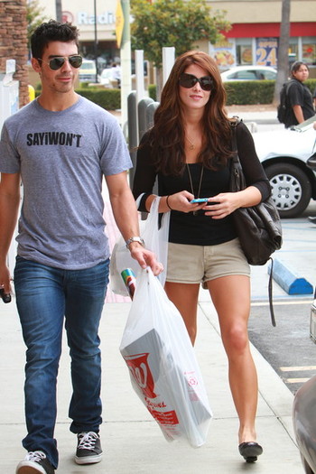 Joe+Jonas+Joe+Jonas+Ashley+Greene+Walgreens+reh-GuklTHTl