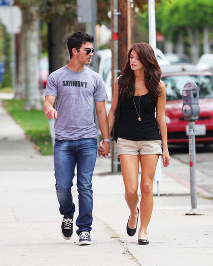 Joe+Jonas+Joe+Jonas+Ashley+Greene+Walgreens+zxyOd7vyAlGl