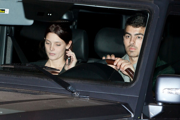 Joe+Jonas+Joe+Jonas+Ashley+Greene+Go+Shopping+4qk0jKkK1GZl