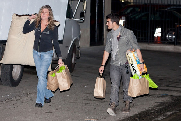 Joe+Jonas+Joe+Jonas+Ashley+Greene+Go+Shopping+7I9u7s3Mo5nl - Joe Jonas and Ashley Greene Go Shopping