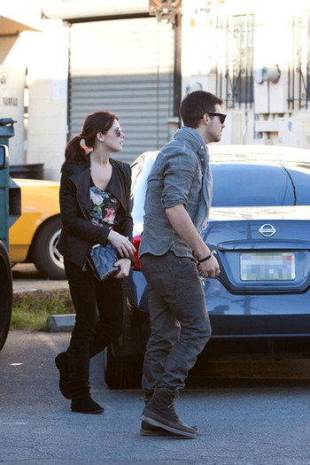 Joe+Jonas+Joe+Jonas+Ashley+Greene+Go+Shopping+8GZZg8HQl_7l