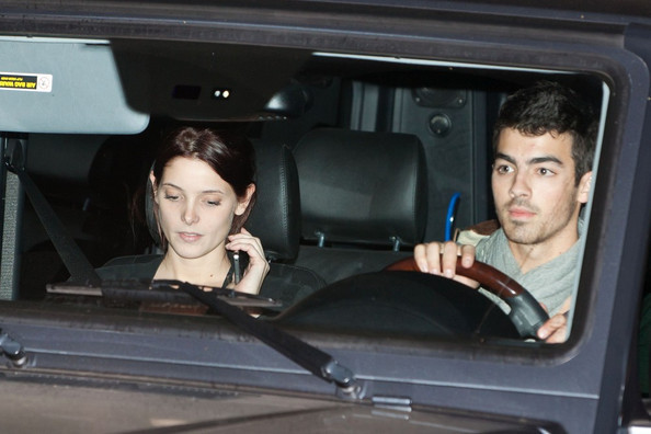 Joe+Jonas+Joe+Jonas+Ashley+Greene+Go+Shopping+DIjU8BaQqdGl