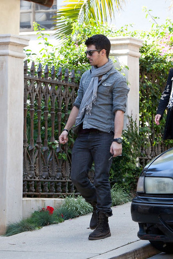 Joe+Jonas+Joe+Jonas+Ashley+Greene+Go+Shopping+H8qo0uR4Hiol - Joe Jonas and Ashley Greene Go Shopping