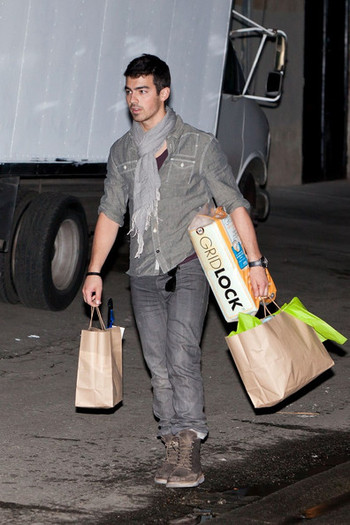 Joe+Jonas+Joe+Jonas+Ashley+Greene+Go+Shopping+oGxPLVnGk86l - Joe Jonas and Ashley Greene Go Shopping