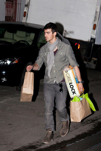 Joe+Jonas+Joe+Jonas+Ashley+Greene+Go+Shopping+QICbJ1sH0BWl - Joe Jonas and Ashley Greene Go Shopping