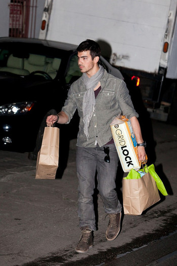 Joe+Jonas+Joe+Jonas+Ashley+Greene+Go+Shopping+QICbJ1sH0BWl