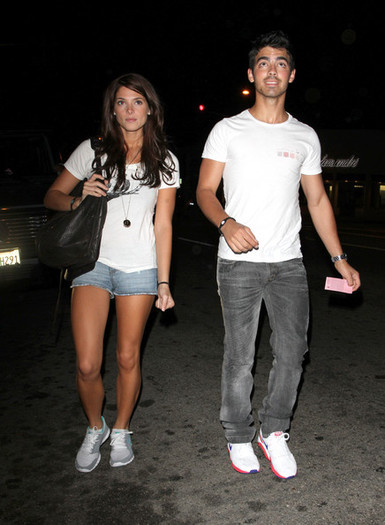 Joe+Jonas+Joe+Jonas+Ashley+Greene+LA+a335JG8Mt7Dl - Joe Jonas and Ashley Greene in LA