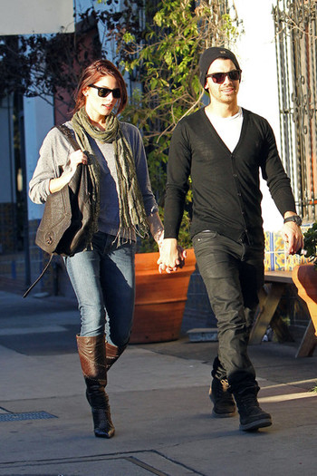 Ashley+Greene+Joe+Jonas+Ashley+Greene+Lunch+Y85hhqzzSQNl - Joe Jonas and Ashley Greene Have Lunch at Cheebo