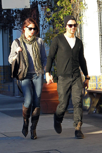 Ashley+Greene+Joe+Jonas+Ashley+Greene+Lunch+ydrlwyTZkPjl - Joe Jonas and Ashley Greene Have Lunch at Cheebo