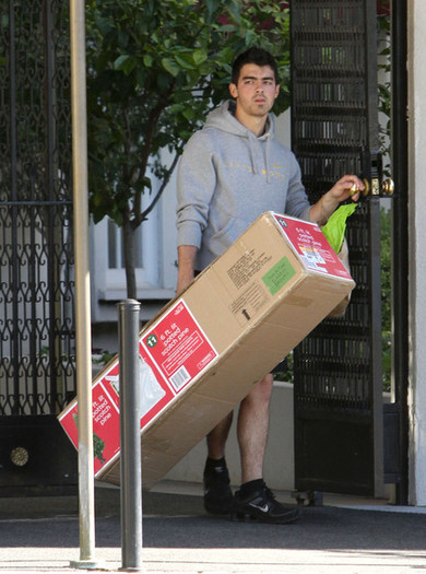 Joe+Jonas+Joe+Jonas+Bringing+Home+Fake+Christmas+Wxnf6ce5rksl