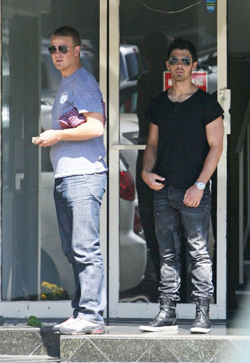 Joe+Jonas+Joe+Jonas+Leaves+Encino+Surgical+lh6S234SG7sl - Joe Jonas Leaves the Encino Surgical Medical Center