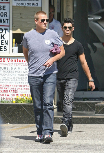 Joe+Jonas+Joe+Jonas+Leaves+Encino+Surgical+SwF-eD4wYstl - Joe Jonas Leaves the Encino Surgical Medical Center