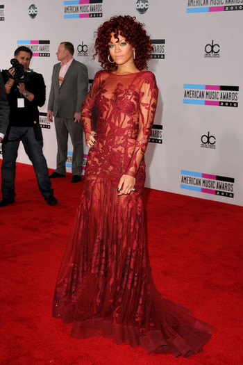 Rihanna - IaTa CuM S-Au ImBrAcAt VeDeTeLe La AmErIcAn  MuSiC AwArDs