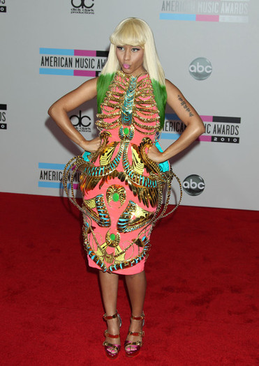 Nicki Minaj 2010 American Music Awards Arrivals i2Y362pRiqYl - AmErIcAn MuSiC  AwArDs CeL MaI PrOsT ImBrAcAt