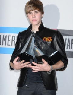 0-309776-justin_bieber - JuStIn BiEbEr MaReLe CaStIgAtOr Al gAlEi AmErIcAn MuSiC AWaRdS